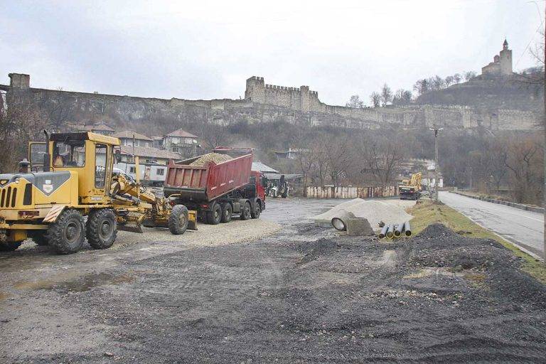 Горещи новини | Правят паркинг под Царевец