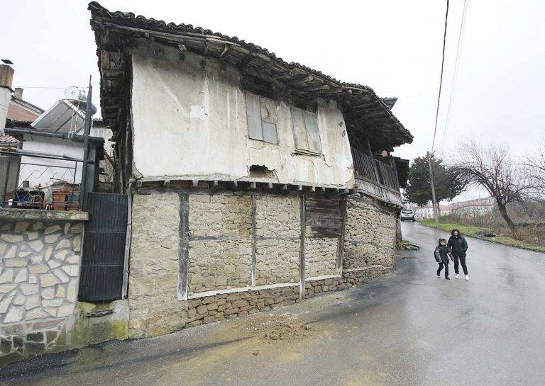 Горещи новини | Изоставена къща застрашава  живота на десетки търновци