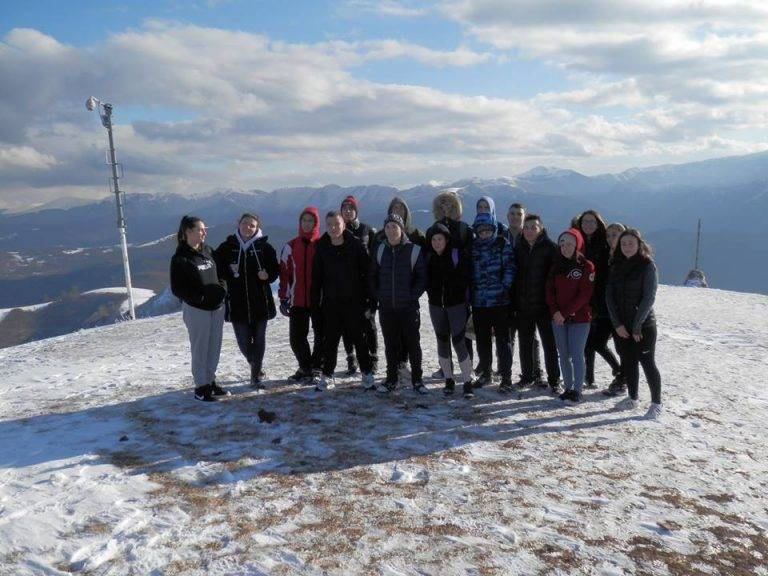 Горещи новини | Ученици от свищовското СУ“Димитър Благоев“ покориха връх Васильов