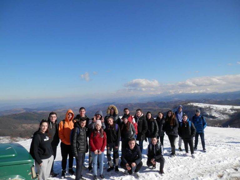 Ученици от свищовското СУ“Димитър Благоев“ покориха връх Васильов