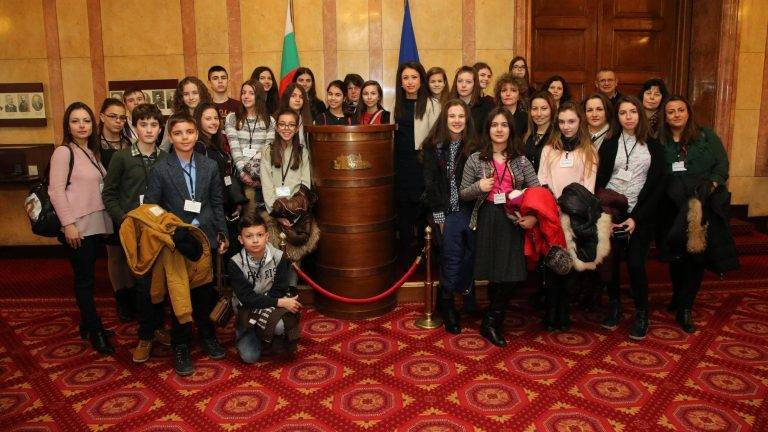 Горещи новини | Деца и млади учители ОУ “Бачо Киро” посетиха Парламента