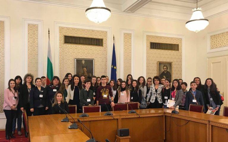 Деца и млади учители ОУ “Бачо Киро” посетиха Парламента