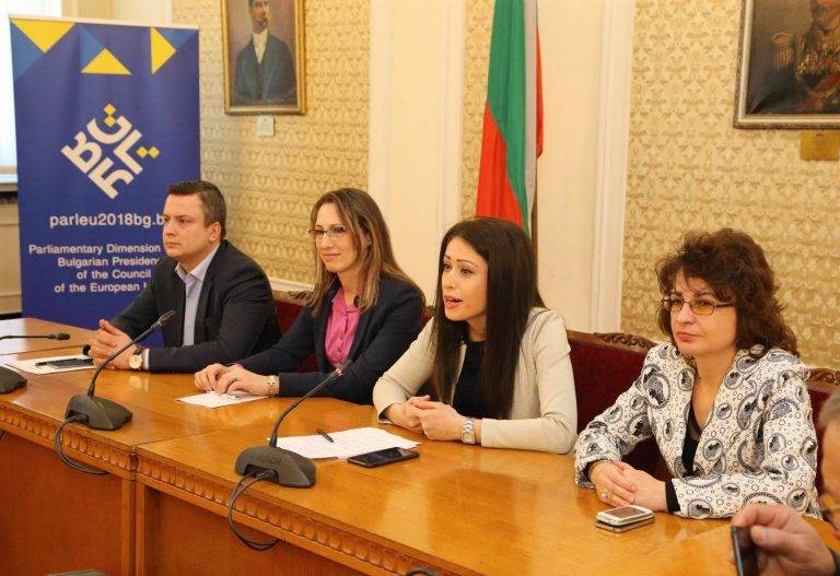 Деца и млади учители ОУ “Бачо Киро” посетиха Парламента