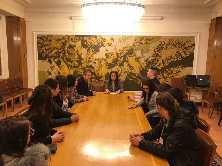 Станислава Стоянова посрещна ученици от СУ “Емилиян Станев” в Парламента