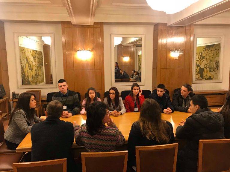 Станислава Стоянова посрещна ученици от СУ “Емилиян Станев” в Парламента