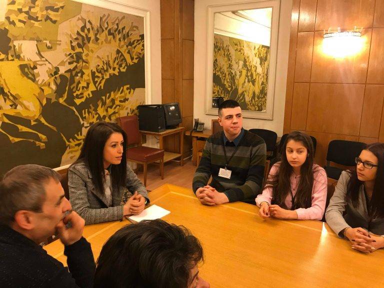 Станислава Стоянова посрещна ученици от СУ “Емилиян Станев” в Парламента