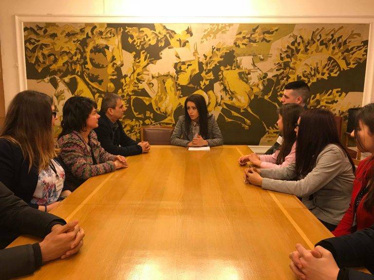 Станислава Стоянова посрещна ученици от СУ “Емилиян Станев” в Парламента