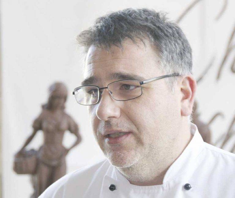 Общество | Шеф Ради Стамболов: “Когато пътувате, вместо да  пиете кафе хапнете малко шоколад”