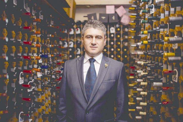 Общество | Сомелиерът Георги Михов: “Идва времето на пенливите вина, големите бутилки и виното в кенове”