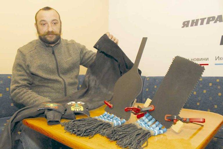 Общество | Стефан Дичев майстори гайдарски чанти по автентична технология