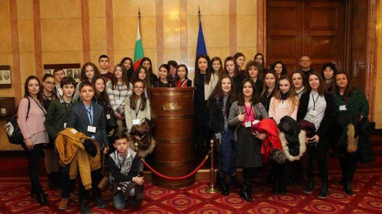 Ученици от ОУ “Бачо Киро” видяха как се случва магията на телевизията в бТВ