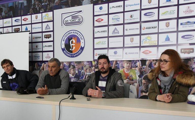 Горещи новини | Фенове, треньори и родители внасят  подписка в Общината за терен за школата