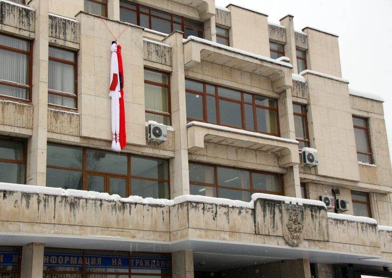 Горещи новини | Закичиха с 5-метрова мартеница Община Велико Търново