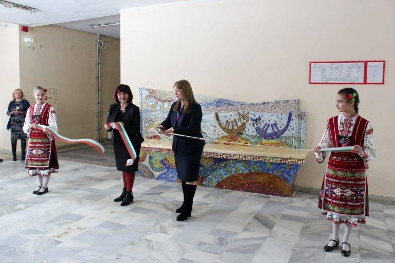 Горещи новини | Кът за отдих с мозаечно пано откриха  за празника на СУ “Емилиян Станев”