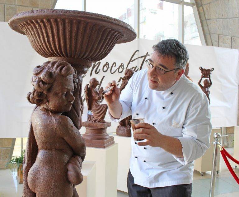 Горещи новини | 130-килограмов Ерос от шоколад  показват в Mall Велико Търново