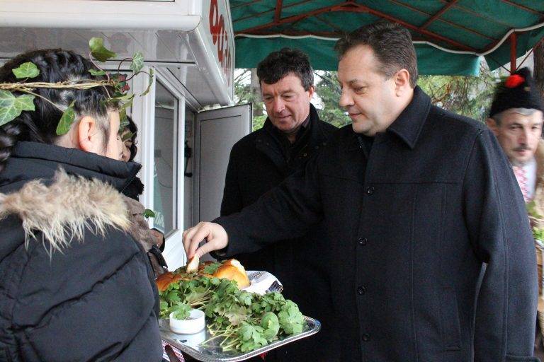 Кметът Даниел Панов заряза ритуално лозите в Килифарево
