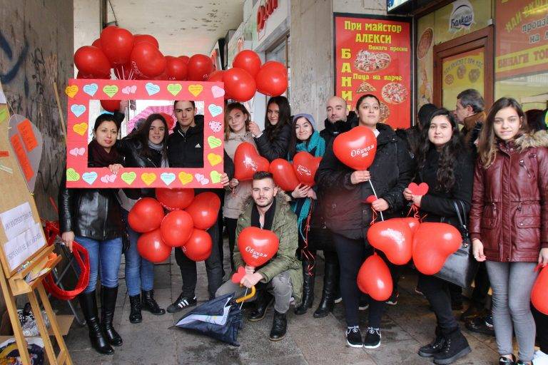 Любовно селфи и изследване за СПИН  подариха на търновци за Свети Валентин