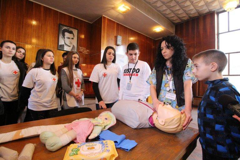 Горещи новини | Лекари обучаваха ученици от  БМЧК в долекарска помощ