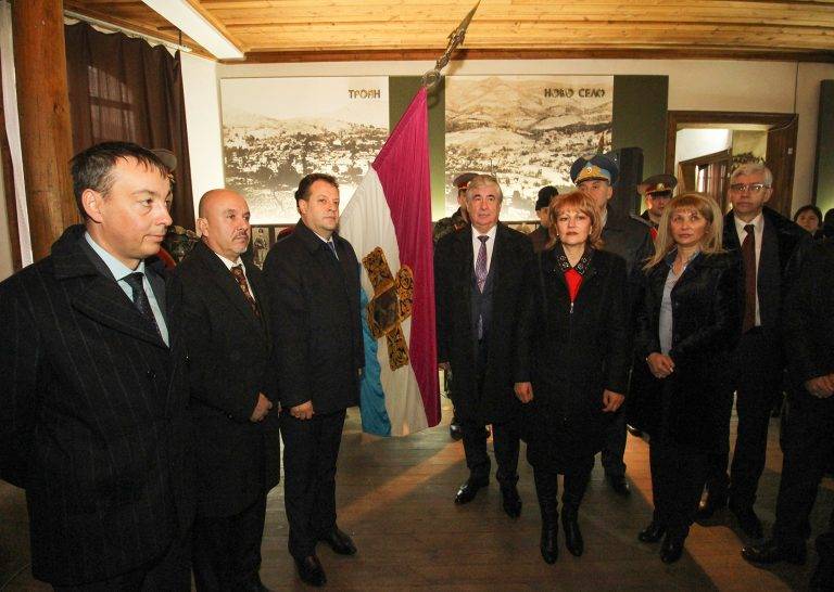 Горещи новини | Около 900 души са разгледали  изложбата със Самарското знаме