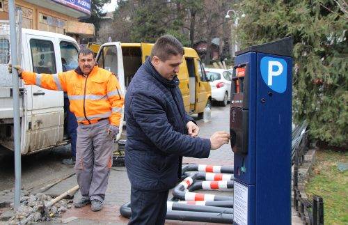 Горещи новини | Куриоз: Снегопочистваща машина едва не  повреди паркинг-автомата във В. Търново