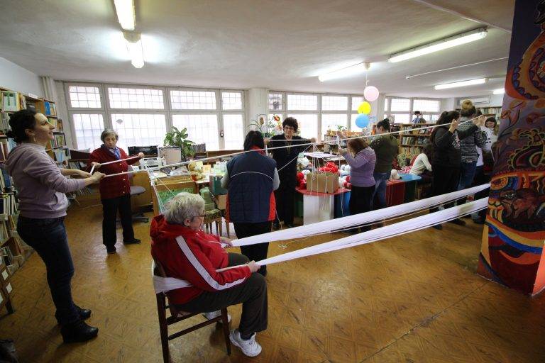 Горещи новини | Хора с увреждания плетат  5- метрова мартеница