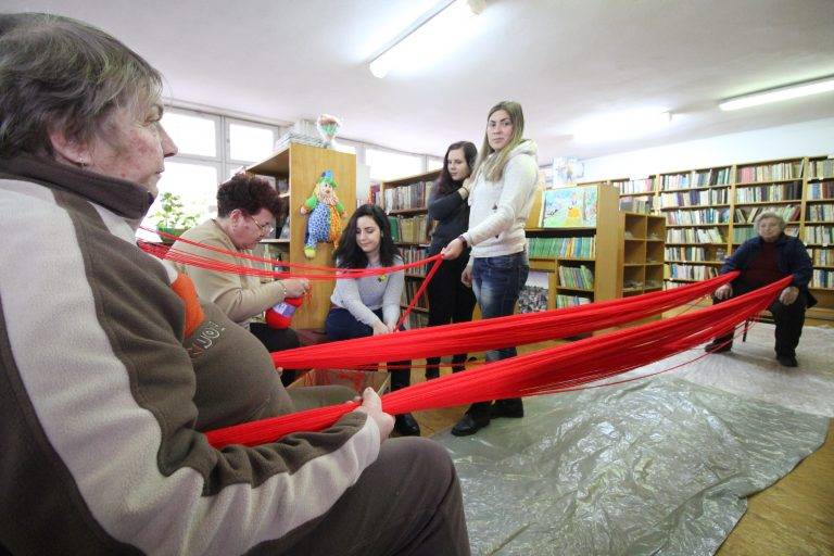 Хора с увреждания плетат  5- метрова мартеница