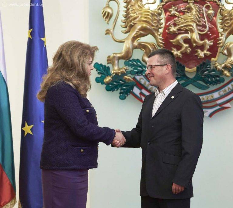 Горещи новини | Вицепрезидентът Илияна Йотова връчи български документи на спасителя от Лим Сафет Баличевац