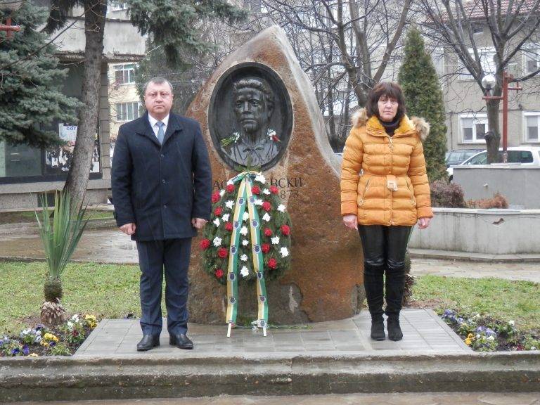 Горещи новини | В Павликени се преклониха пред паметта на Апостола