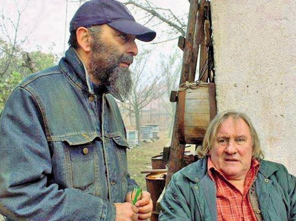 Общество | Партньорки на Жерер Депардийо  се заселиха в Хотница