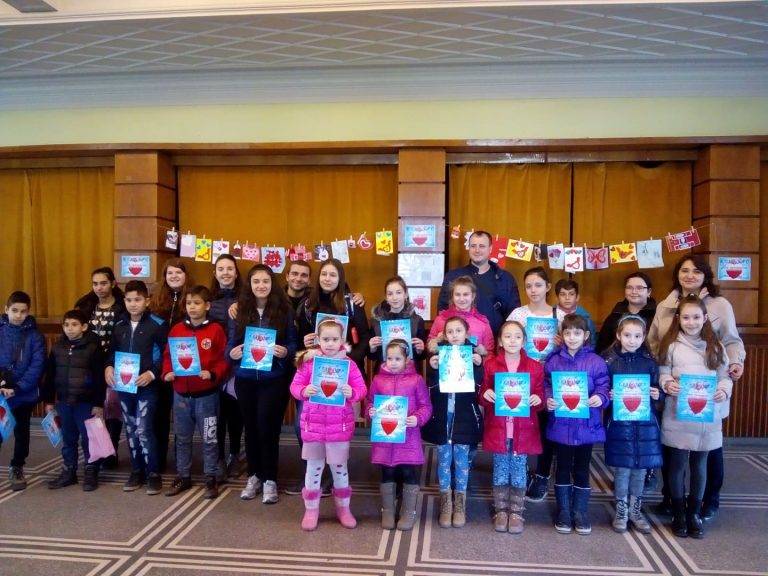 Горещи новини | В Лясковец наградиха деца за оригинални картички-валентинки