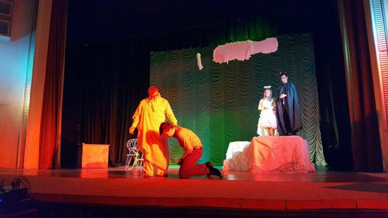 Горещи новини | Лясковският театър представи премиерно „Малка любовна драма” в навечерието на Деня на самодееца