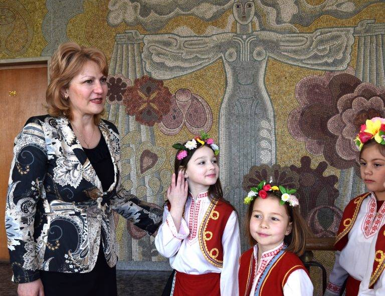 Лазарки гостуваха в Областна администрация