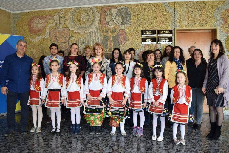 Лазарки гостуваха в Областна администрация