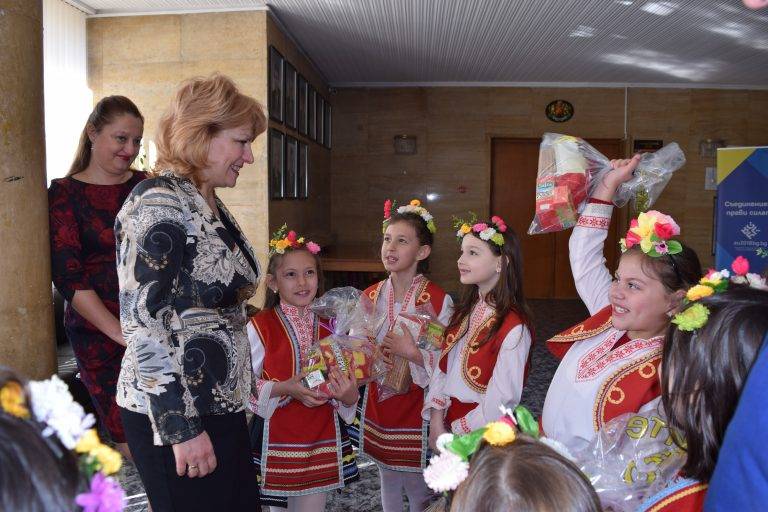 Горещи новини | Лазарки гостуваха в Областна администрация