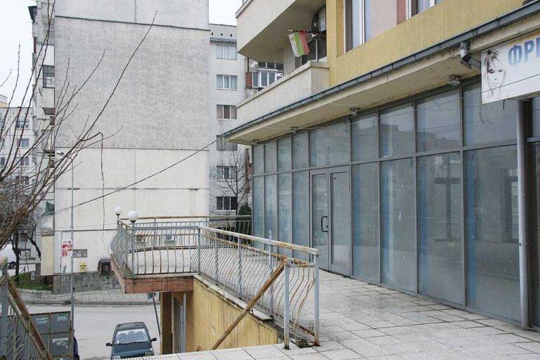 Изоставени помещения се рушат  и застрашават живота на хората