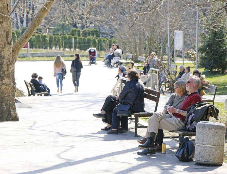 Общество | С 25° С В. Търново счупи рекорда от 43 г.