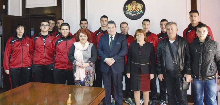 Горна Оряховица | Кметът на Горна Оряховица прие хандбалистите на ПГЕЕ “М. В. Ломоносов”