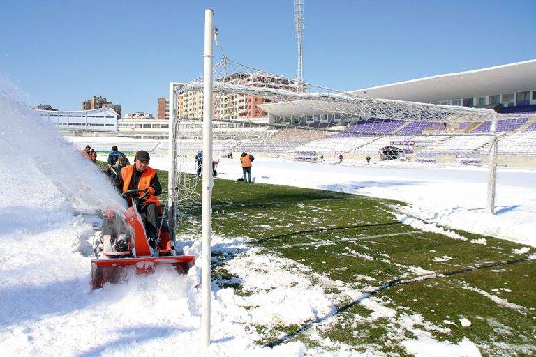 Спорт | Чистят активно стадион “Ивайло”, ще бъде готов за мача в събота