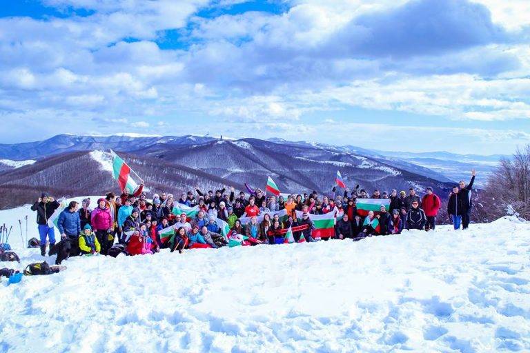 Горещи новини | С песни и хора  търновци развяха  трикольора  на връх Шипка