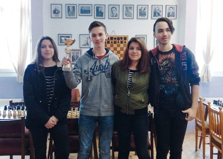 ПМГ и ОУ “Св. Патриарх Евтимий” станаха областни първенци по шахмат
