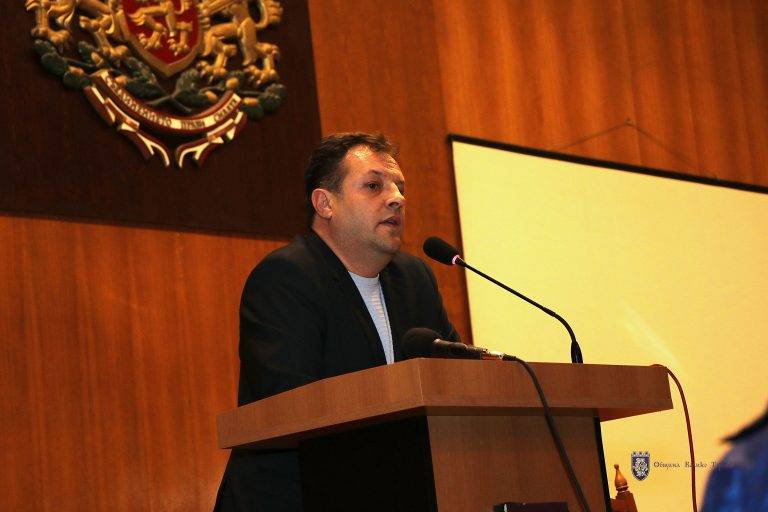 Горещи новини | Даниел Панов и 220 ученици говориха за доброто бъдеще пред Велико Търново