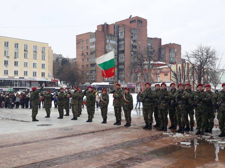 Горещи новини | С военен ритуал по издигане на националното знаме и празнично шествие отбелязаха 3 март в Свищов