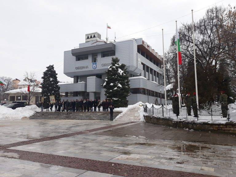 С военен ритуал по издигане на националното знаме и празнично шествие отбелязаха 3 март в Свищов