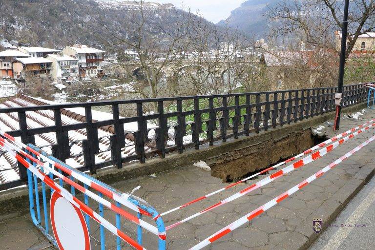 Обезопасен е пропадналият тротоар над разкопките  в манастирския комплекс „Великата лавра“