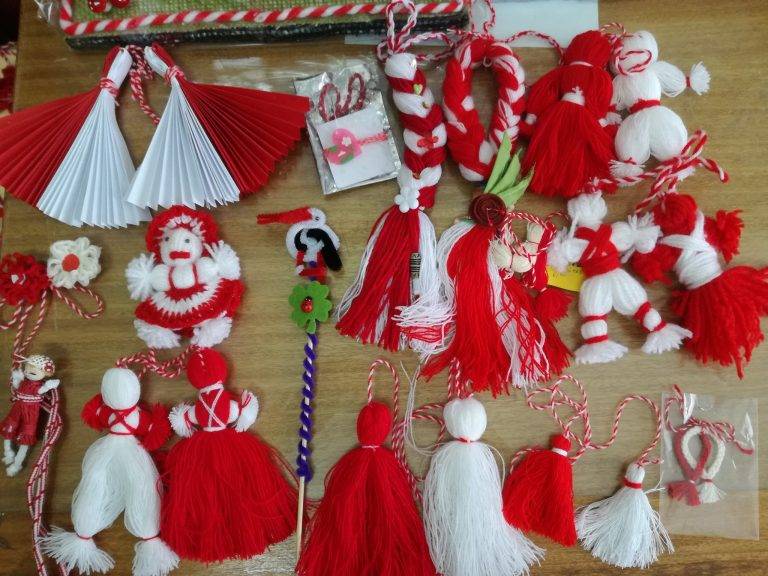 Деца от Лясковец закичиха кмета и дариха близо 100 мартеници на социално слаби хора