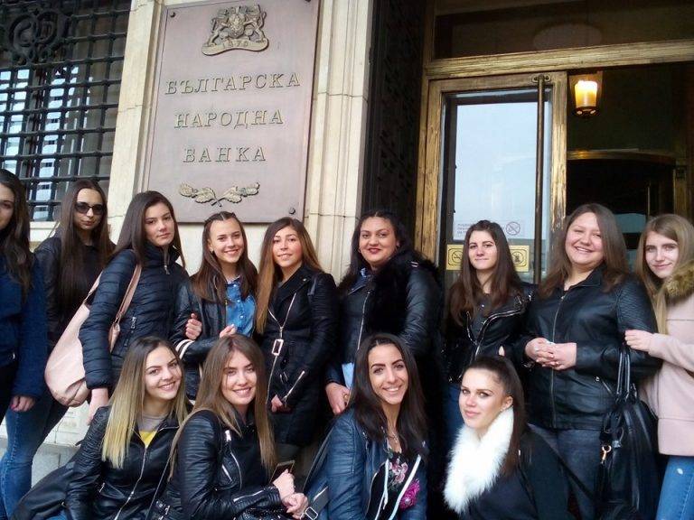 Горещи новини | Ученици от гимназията по икономика  гостуваха в Централата на БНБ