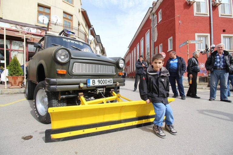 Трабант, пременен като полицейска кола,  патрулира по улиците на Велико Търново