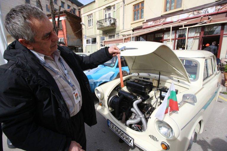 Трабант, пременен като полицейска кола,  патрулира по улиците на Велико Търново