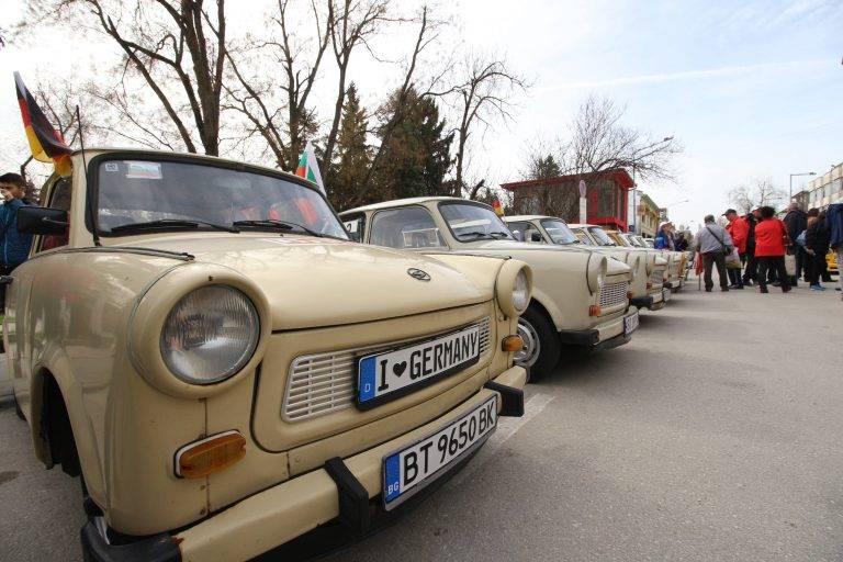 Трабант, пременен като полицейска кола,  патрулира по улиците на Велико Търново