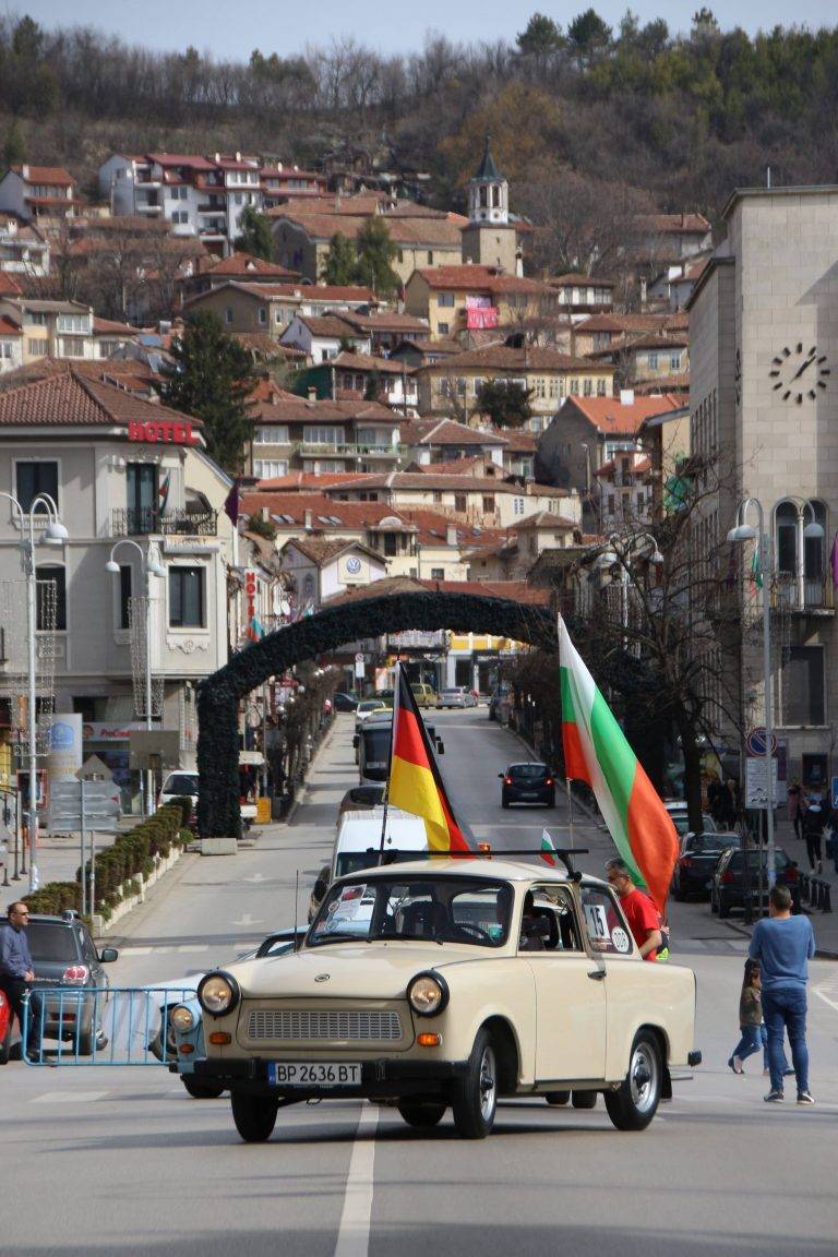 Трабант, пременен като полицейска кола,  патрулира по улиците на Велико Търново